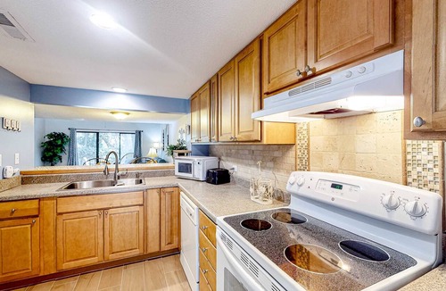 Shipyard Plantation Condo | Lovely Condo with Shared Pool & Tennis Dogs Welcome