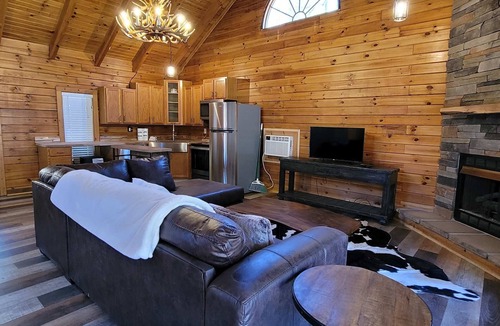 Townsend Cabin | Lovely Family Riverfront Home・BBQ Grill・Firepit