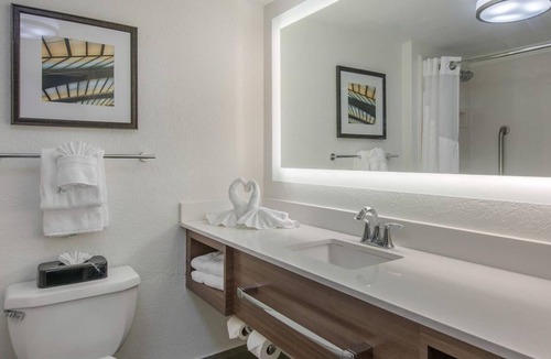 Tropic House | Lovely Find! 3 Gorgeous Accommodations Close to Parks and Attractions!