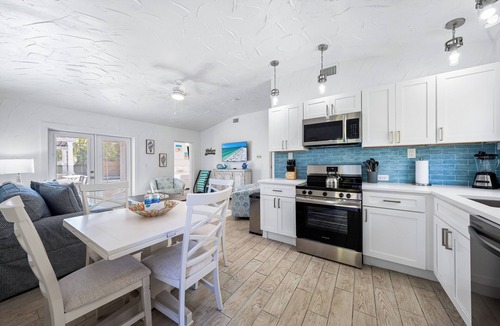Siesta Key Villa | Lovely Getaway Villa with 2 bedrooms/2 baths, quick walk to the beach!