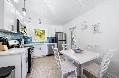 Siesta Key Villa | Lovely Getaway Villa with 2 bedrooms/2 baths, quick walk to the beach!