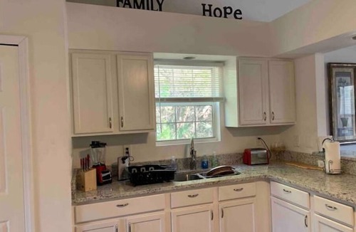 Palm Bay House | Lovely home 20 minutes to Melbourne beach, 3br 2bath king bed, deck, EV charger