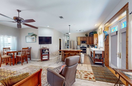 Mexico Beach Condo | Lovely home close to beach with patio, central AC, full kitchen, & washer/dryer