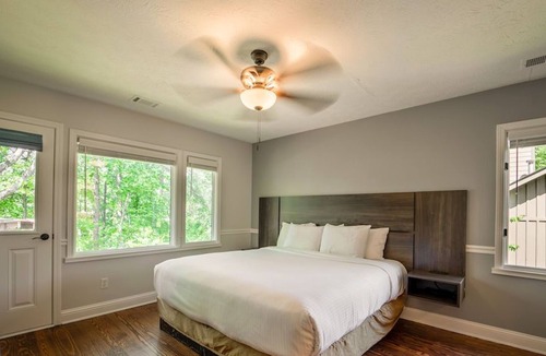 Buford Cabin | Lovely Lake House with Private Deck + Washer/Dryer