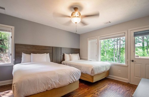 Buford Cabin | Lovely Lake House with Private Deck + Washer/Dryer