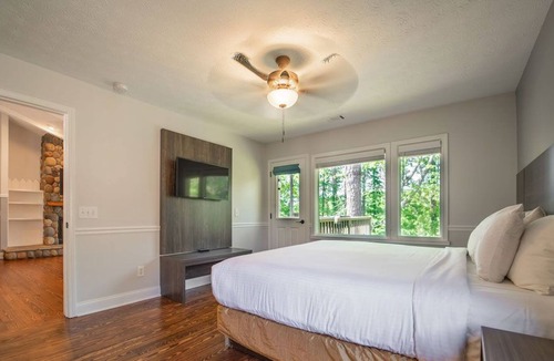 Buford Cabin | Lovely Lake House with Private Deck + Washer/Dryer