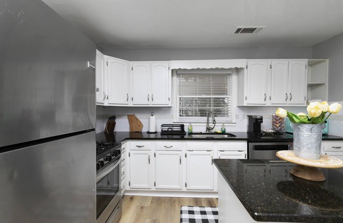 Candler-McAfee House | Lovely Modern 3 Bedroom bungalow l 3 King size beds