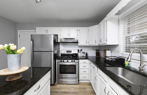 Candler-McAfee House | Lovely Modern 3 Bedroom bungalow l 3 King size beds