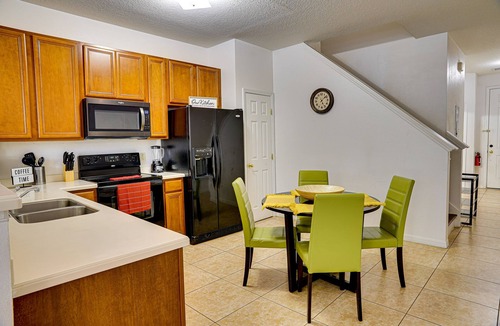 Crestwynd Bay House | Lovely Town House near Disney, Fits 8 people