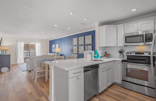 Siesta Key Condo | Lower Pricing! Palm Bay Private Beach, 2 Heated Pools | Hot Tub | Bay Sunrises, Ready to Book!