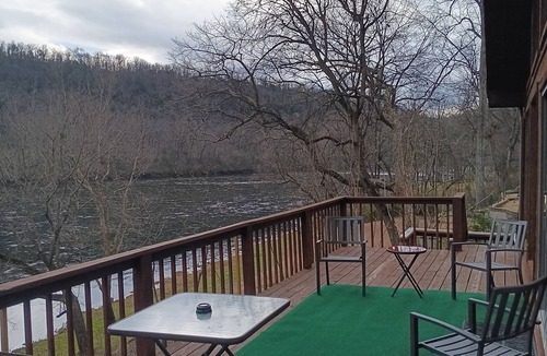 Flippin House | LOWEST SUMMER RATES ON THE WHITE RIVER! AMAZING FLY & SPIN FISHING IN BACKYARD!