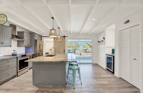 Tybee Island House | Lucky Charm | Creekfront Cottage, Screened Porch!