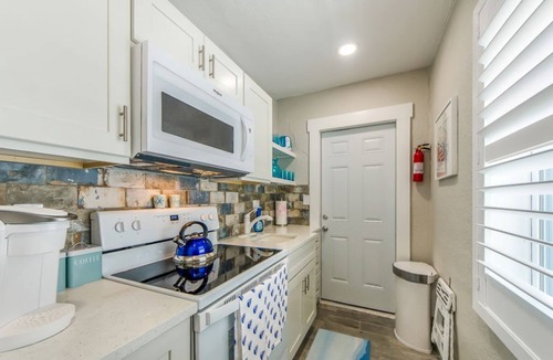 Independence Square Cottage | LUNA Cottage, Best Experience in IRB, new AC, totally remodeled, free parking