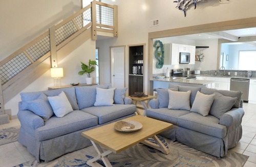 Lower Grand Lagoon House | 🌴Lush backyard, vaulted open concept, quiet,7 min walk 2 beach, plenty parking!