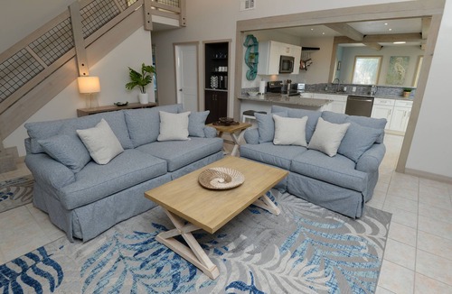 Lower Grand Lagoon House | 🌴Lush backyard, vaulted open concept, quiet,7 min walk 2 beach, plenty parking!