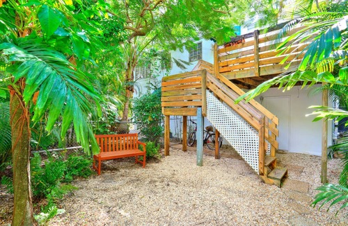 Southwest Coconut Grove Apartment | Lush Coconut Grove apartment