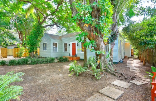 Southwest Coconut Grove Apartment | Lush Coconut Grove apartment
