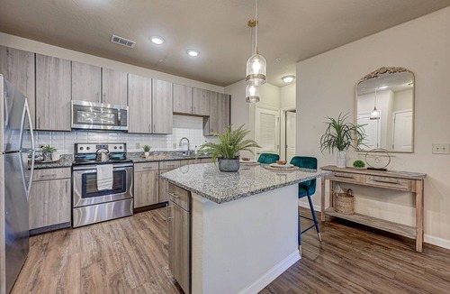 Northside Apartment | Lush Emerald Nr JAX INT Airport & Shopping