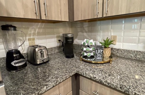 Northside Apartment | Lush Emerald Nr. JAX INT. Airport & Shopping