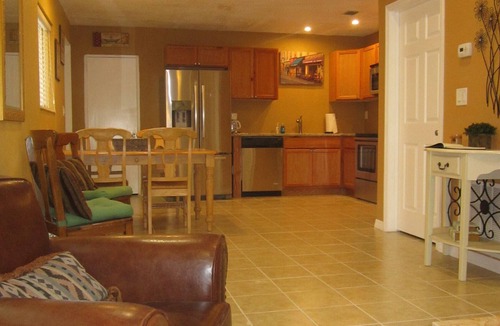 Lake Magdalene Apartment | Lutz Cottage Apartment - Beaches/Busch Gardens/Disney/USF/Pets