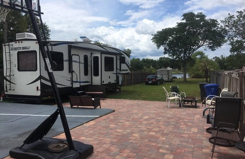 Lutz House | Lutz Lake Resort Style House