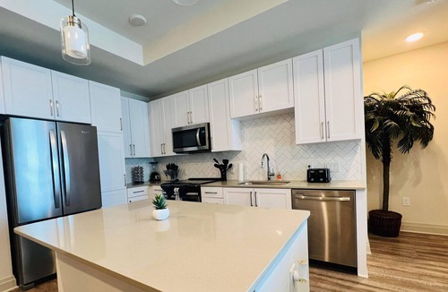 Westside Apartment | Lux 2BD Penthouse With Pool View!