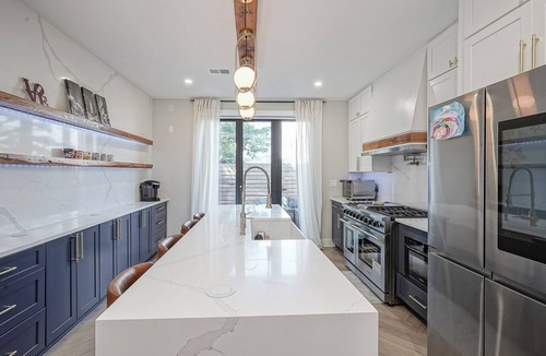 Newbold House | LUX 4BR/4.5 Bath with Roof Deck views and Steps to Subway