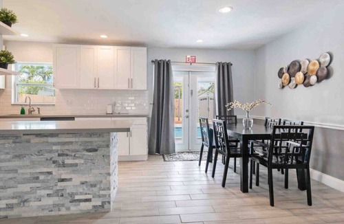 Driftwood House | Lux Hollywood Oasis w/Pvt Heated Pool, Patio & BBQ