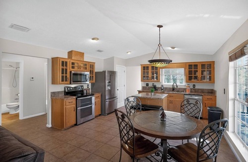 Thomas Drive House | Lux - Home MINS to - Doctors Memorial Hospital