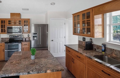 Thomas Drive House | Lux - Home MINS to - Doctors Memorial Hospital