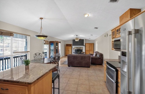 Thomas Drive House | Lux - Home MINS to - Doctors Memorial Hospital