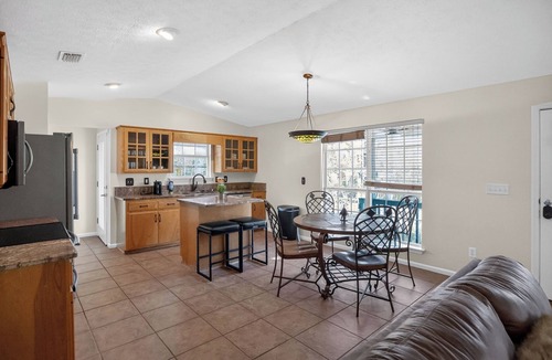Thomas Drive House | Lux - Home MINS to - Doctors Memorial Hospital
