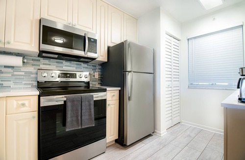 Jupiter Bay Condo | Lux Jupiter Bay condo w Fab Sunrise Lake Views close to beach