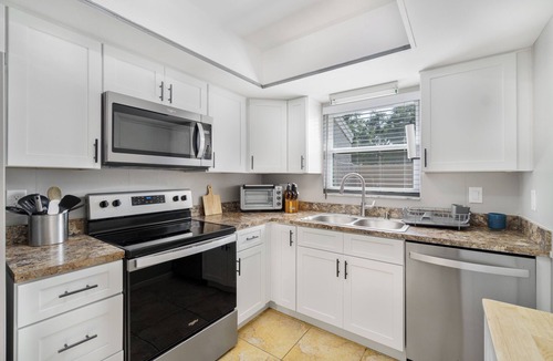 Nichols Condo | Luxe 2-Bed Condo Near Orlando & Tampa – King Beds, Smart TVs, Serene Terrace, +