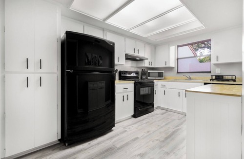 Nichols Condo | Luxe 2-Bed Condo Near Orlando & Tampa – King Bed, Smart TVs, Serene Terrace, +
