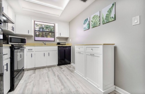 Nichols Condo | Luxe 2-Bed Condo Near Orlando & Tampa – King Bed, Smart TVs, Serene Terrace, +