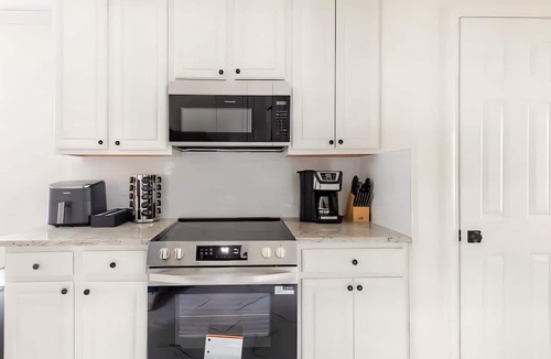 Sylvan Hills House | Luxe 3BR/2BA Retreat - 8 Min to Stadium + BeltLine