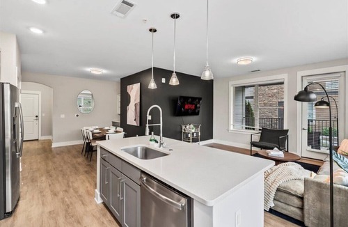 Charlotte Apartment | Luxe King 3BR Suite in Waverly Charlotte