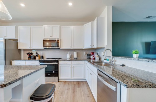 Mountain Island House | Luxe King 4BR Townhouse to Uptown CLT
