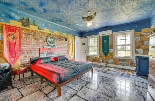 Highland Park Villa | Luxe Lake Wales Villa: 'The Orlando Dragon Castle'