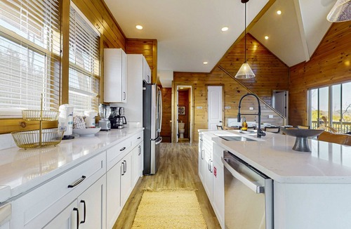 Sevierville Cabin | Luxe Lakefront Home, Sleeps 8・Private Pool・Hot Tub