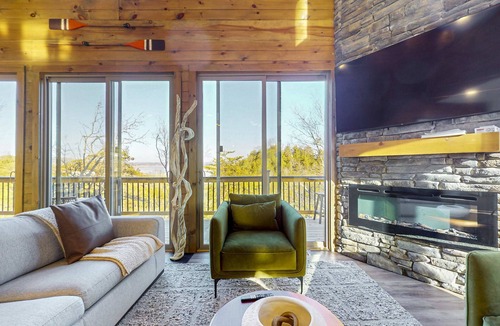 Sevierville Cabin | Luxe Lakefront Home, Sleeps 8・Private Pool・Hot Tub
