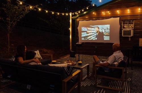Dahlonega Villa | Luxe Lodge Escape - Hot Tub-Outdoor Movies-Game Room-Fire Pit