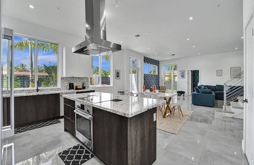 Lake Ridge House | Luxe NEW Modern Home with Pool