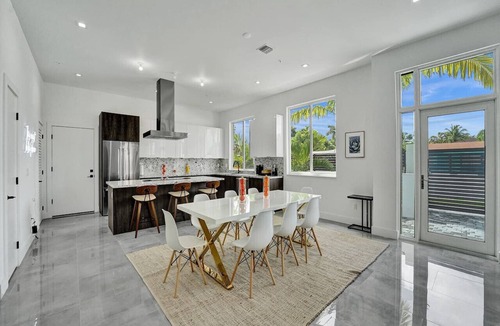Lake Ridge House | Luxe NEW Modern Home with Pool
