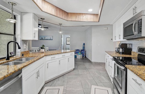 Whitfield House | Luxe Oasis w/Private Pool, Fire Pit, Dog Friendly, Near Beaches, Shopping, Dining and Attractions!