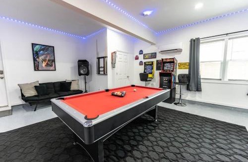 Cliftondale House | LUXE Retreat - Outdoor Oasis, Game Room, Fire Pit