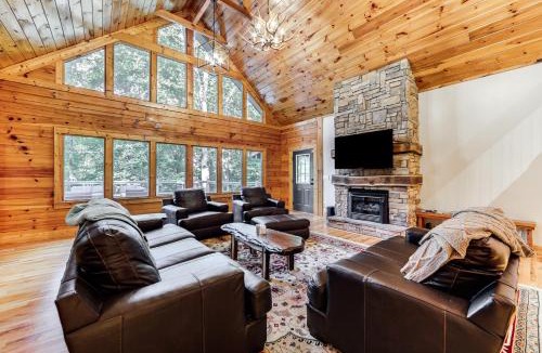 Ridgewood Estates House | Luxe Smoky Mountains Cabin w/Hot Tub & Views!