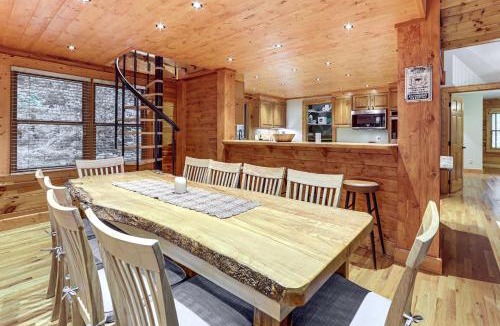Ridgewood Estates House | Luxe Smoky Mountains Cabin w/Hot Tub & Views!