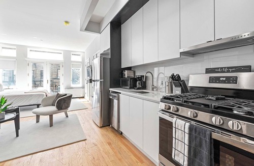 Upper East Side Apartment | Luxe Studio with Charming Juliet Balcony